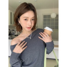 批发设计感翻边斜领露锁骨长袖纽扣下摆套头针织衫<b class='q'>女士</b><b class='q'>休闲</b>小衫