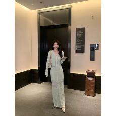 批发坤总丽池公园绿色镂空毛衫外套半身裙时尚套装女高级感气质秋