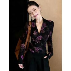 批发吸睛<b class='q'>轻熟</b>黑色上衣紫花V领收腰长袖别致显瘦设计感复古2026春季女