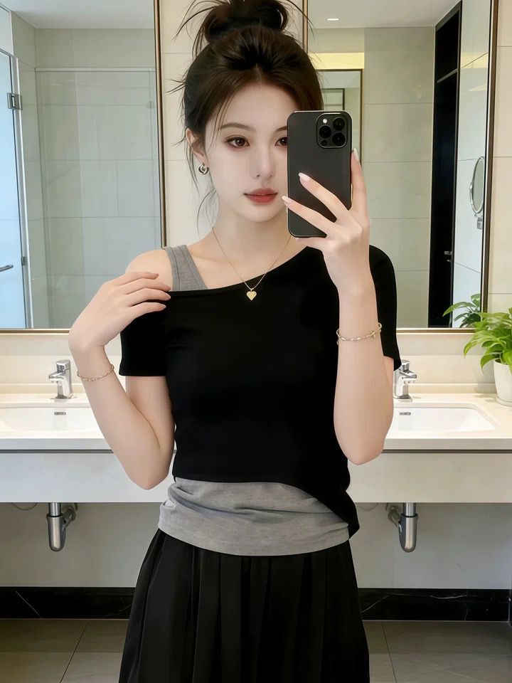 여름 오프숄더 페이크 레이어드 반팔 티셔츠 여성 의류 2026 새로운 올해 인기 폭발 디자인 센스 비스듬한 어깨 의류