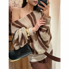 批发巨好看的纯欲风撞色条纹斜肩毛衣女秋季慵懒高级感针织衫露肩上衣