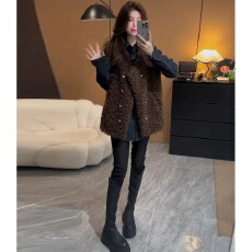 批发高级感巨好看的羊羔毛<b class='q'>马甲女</b>2025秋季超火双排扣皮毛一体马夹外套