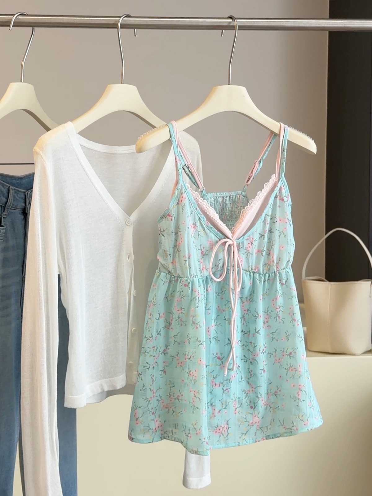 레이스 조각 꽃무늬 캐미솔 여름 2026 프랑스식 페이크 레이어드 외출용 V넥 아름다운 몸매 가꾸기 맨위