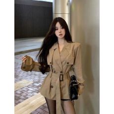 批发卡其色高级感英伦风风衣外套女<b class='q'>秋</b>季收腰显瘦独特绝美双排扣短大衣