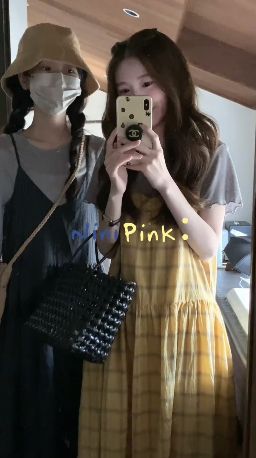 디자인 센스 물결무늬 볼륨 측면 작은 원 칼라 신축성 반팔 티셔츠 체크무늬 치마 세트