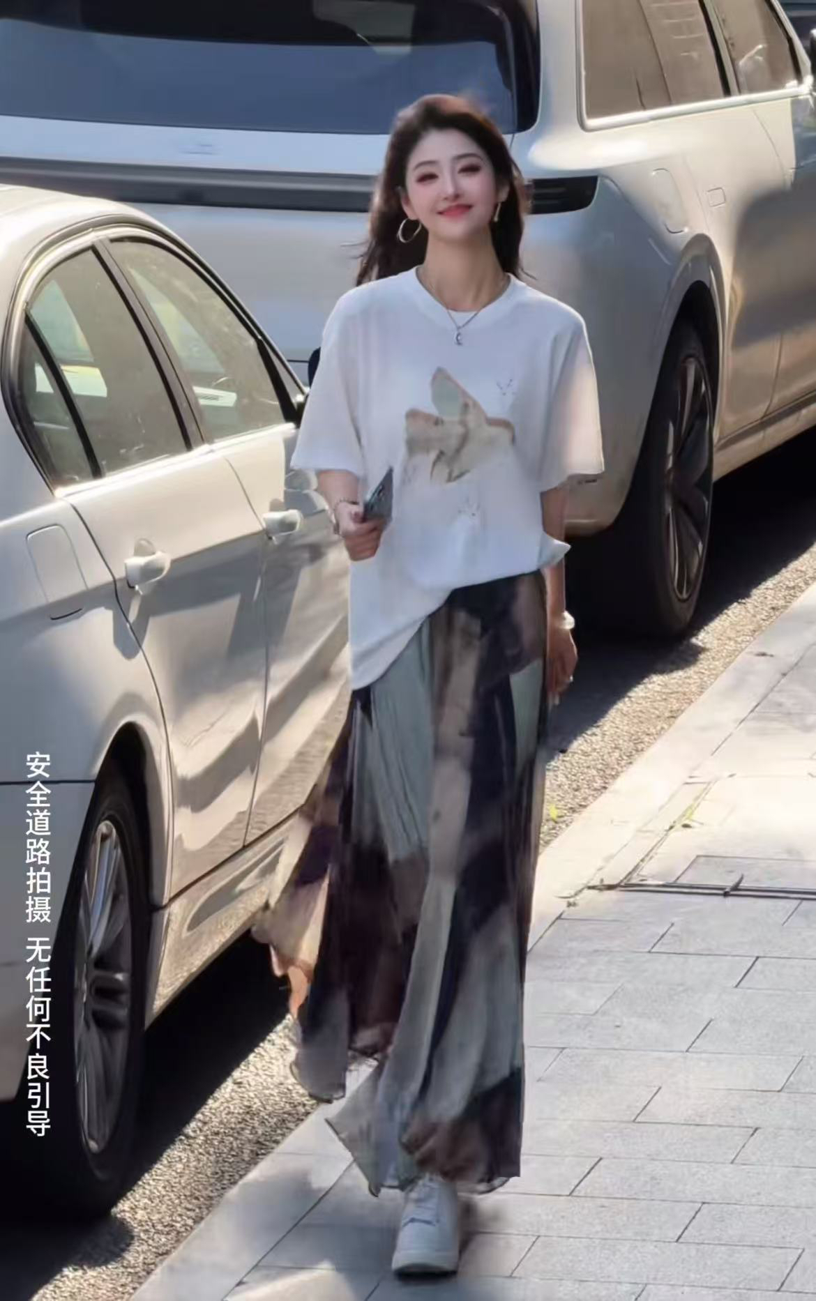 남쪽 萱 디스플레이 화이트 t 플러스 유화 치마 여름 새로운 고급 예술 센스 유화 헤일로 염색 반신 스커트