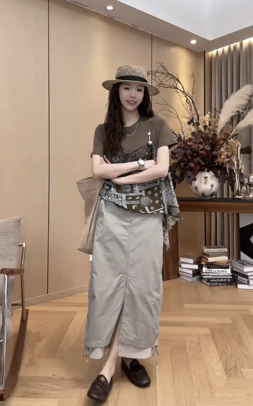 캐슈 꽃 페이크 레이어드 맨위 2026 여름 켜기 새로운 캐주얼 다용도 티셔츠 펌프 로프 트임 워크웨어 치마 세트