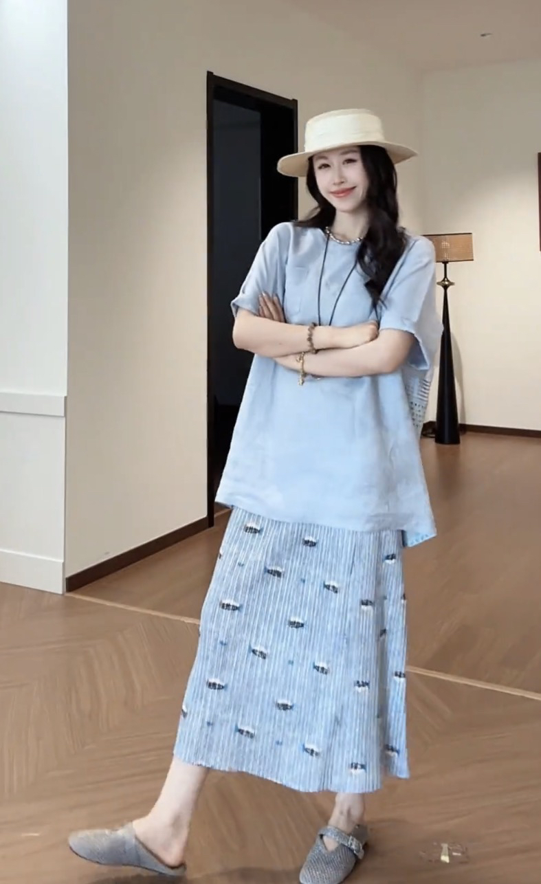 패션 루즈핏 캐주얼 맨위 여성 디자인 센스 루즈핏 슬림해 보이는 프린트 도루 센스 반신 치마 세트