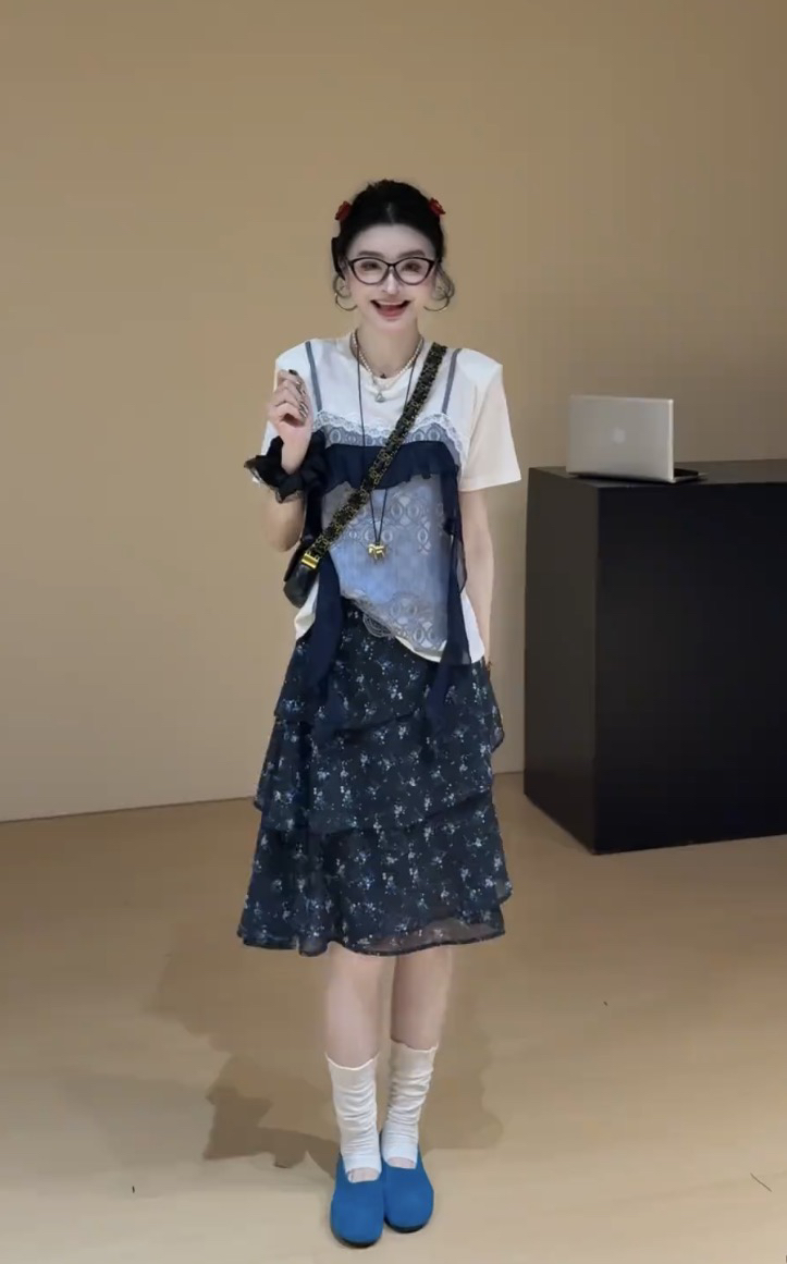 달콤한 차가운 바람 여름 디자인 센스 페이크 레이어드 반팔 맨위 여름 섹션 레트로 파란색 꽃무늬 불규칙 반신 스커트