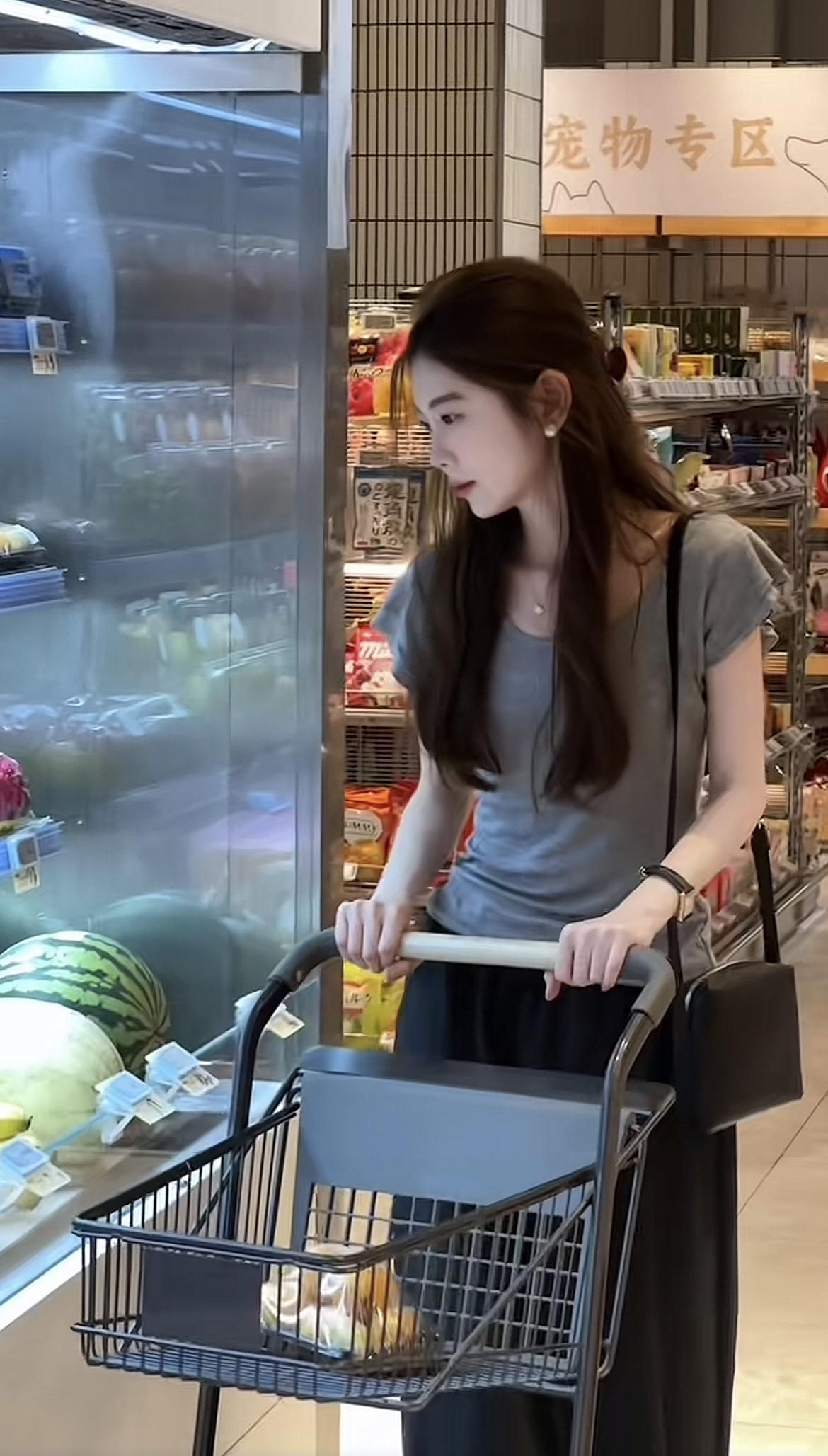 한 부서 느긋한 센스 V넥 꼬집기 허리 디자인 반팔 티셔츠 슬림해 보이는 맨위 플러스 반 스커트 세트