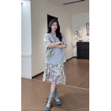批发抖音爆款韩系百搭<b class='q'>蕾丝</b>蓝色上衣加碎花半裙<b class='q'>套装</b>