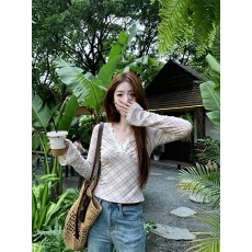 批发实拍  菱格暗纹蕾丝拼接V领喇叭袖T恤女秋季时尚百搭设计感