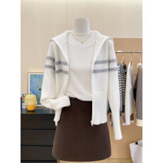 批发实拍~韩系氛围感<b class='q'>白色</b>毛衣外套上衣气质miu系<b class='q'>针织衫</b>