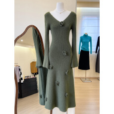 批发实拍~法式别致内搭长裙高级感绿色立体花朵针织连衣裙女<b class='q'>秋</b>冬