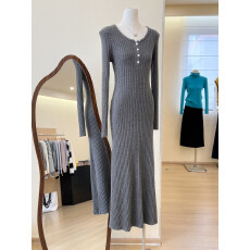 批发实拍~<b class='q'>秋</b>冬配大衣灰色V领针织连衣裙女收腰显瘦打底毛衣包臀长裙子