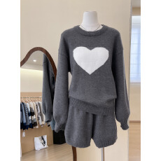 批发实拍~冬季一整套<b class='q'>女</b>装衣服搭配灰色爱心针织衫毛衣<b class='q'>短裤</b>子两件套