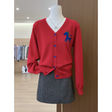 批发实拍~松显瘦舒适百搭气质显白红色上衣女早春本命年v领毛衣开衫