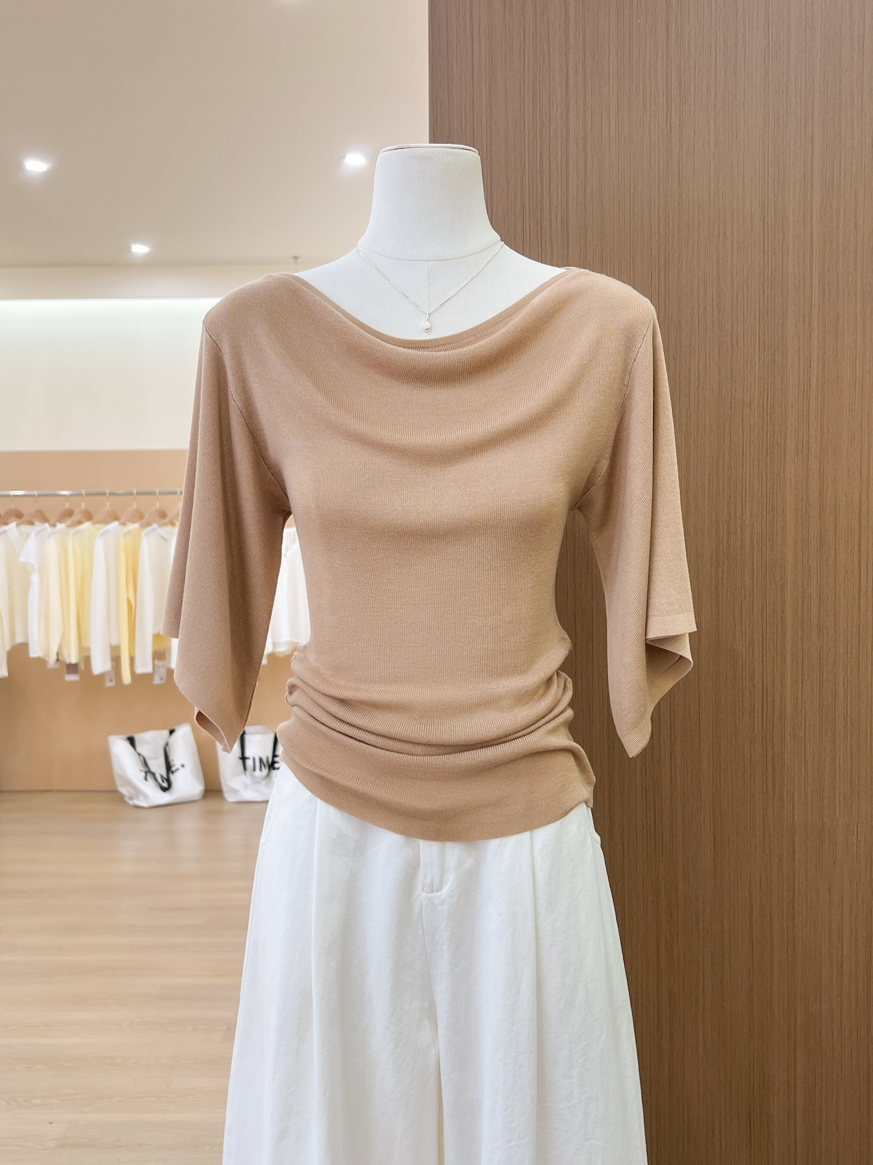 실사 감기 여자 비스듬한 어깨 의류 나팔 소매 지성 우아한 프랑스식 낭만주의 니트 스웨터