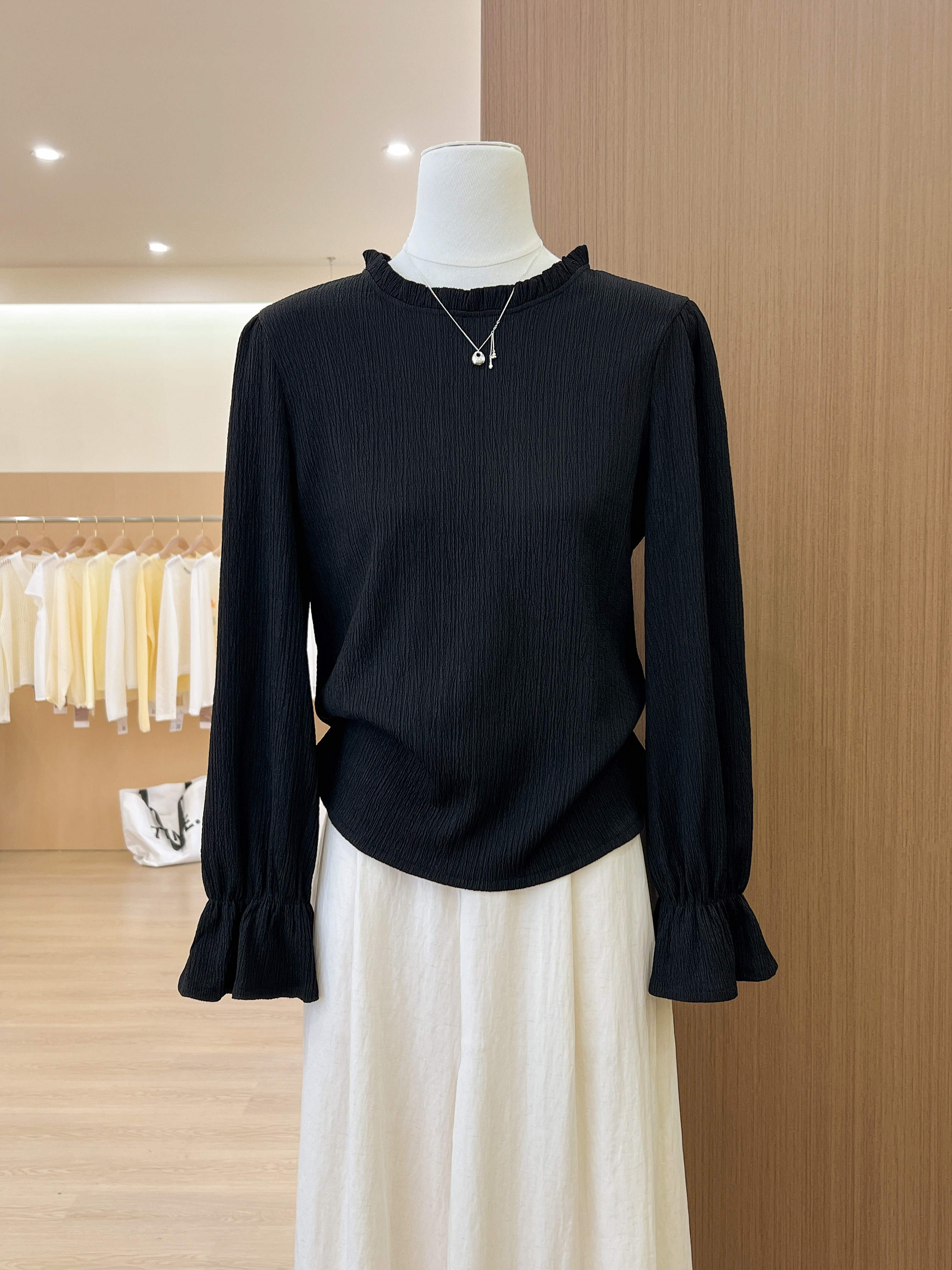 실사 고급 센스 품격 검정색 여성 셔츠 이른 봄 2026 새로운 디자인 센스 작은 대중 셔츠 슬림해 보이는 맨위