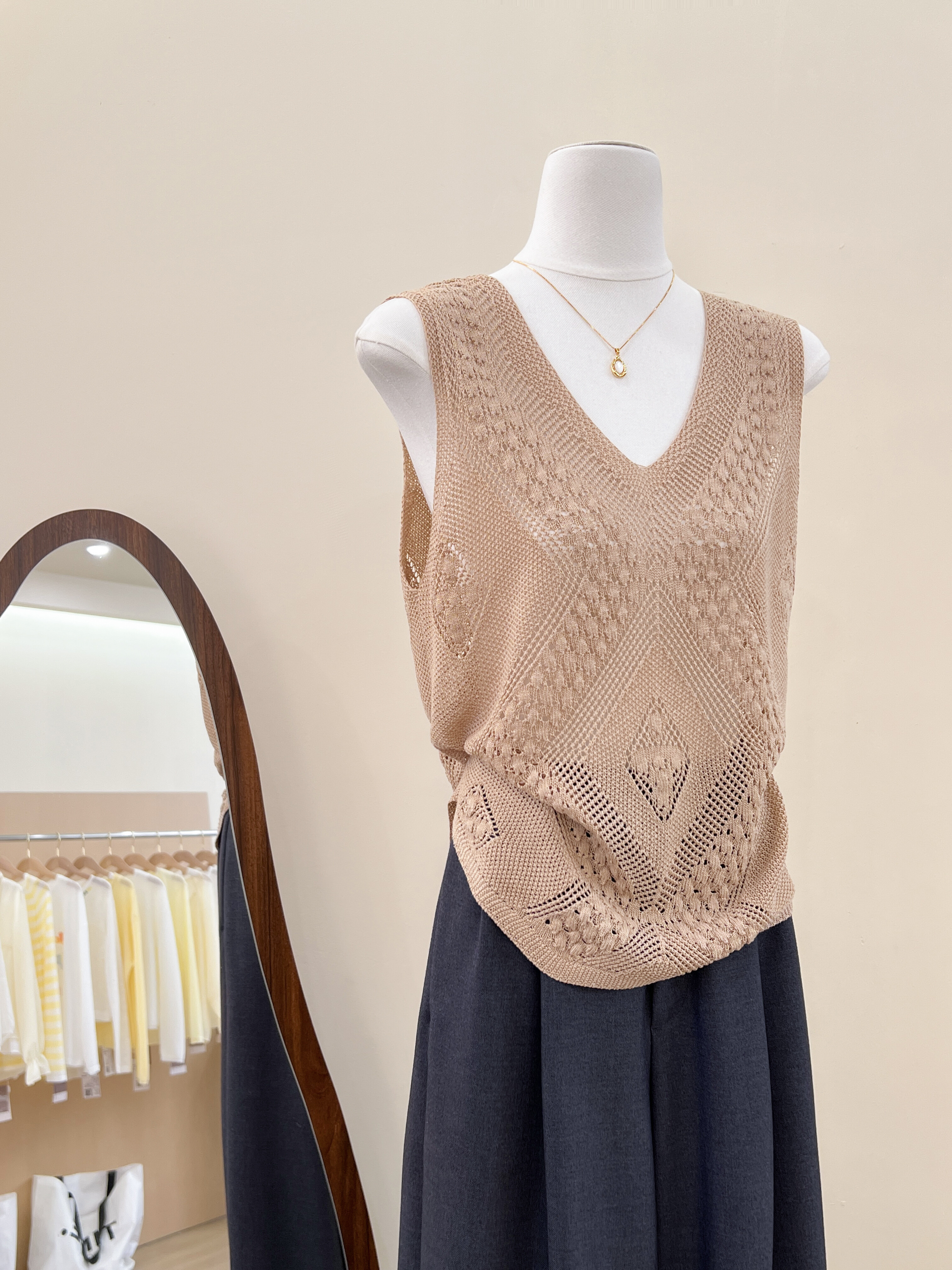 실사 니트 V넥 홀로우 아웃 링 그리드 민소매 조끼 여성 2026 여름 새로운 루즈핏 슬림해 보이는 품격 맨위