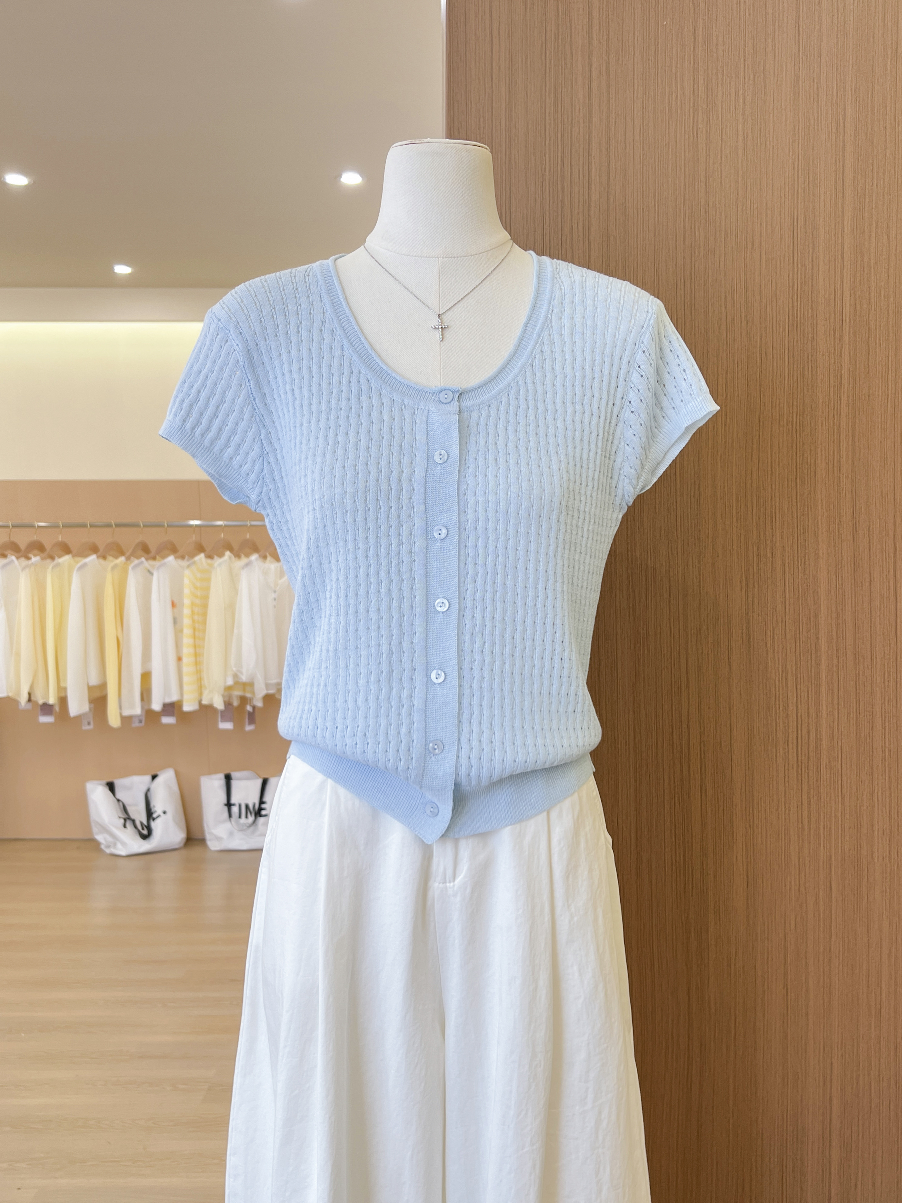 실사 니트 u 칼라 홀로우 아웃 싱글 줄 버튼 반팔 오픈 가디건 여성 2026 여름 새로운 몸매 가꾸기 슬림해 보이는 얇은 스타일 맨위