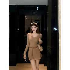 批发实拍实价卡其色v领中袖针织连衣裙女辣妹<b class='q'>修身</b>百褶短裙收腰a字裙子