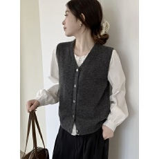 批发外搭<b class='q'>V领</b>羊绒针织马甲女开衫宽松气质春季新款叠穿坎肩毛衣外套