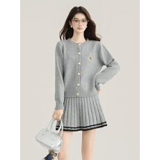批发2026年学院风圆领针织上衣高腰<b class='q'>百褶</b><b class='q'>半身裙</b>短裙两件套装