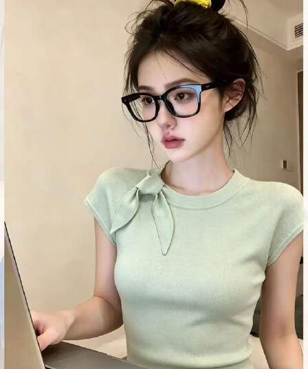디자인 센스 작은 대중 얼음 실크 라운드 넥 니트 스웨터 여성용 짧은 소매 여름 쇼트 스타일 고급 센스 스트랩 긍정적 인 어깨 티셔츠 맨위