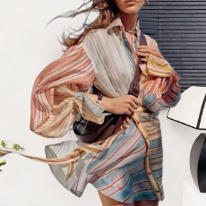 批发新款时尚小众丝麻<b class='q'>条纹</b>拼接度假风翻领灯笼袖度假风连衣<b class='q'>短裙</b>