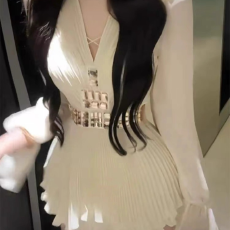 批发法式白色长袖v领连衣裙子女新款巨好看的修身气质a字