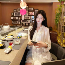 批发法式白色长袖v领连衣裙子女新款巨好看的修身气质a字