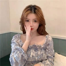 批发泡泡袖碎花雪纺<b class='q'>衬衫</b>女设计感小众2026新款很仙法式方领锁骨短上衣