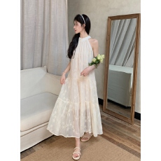 批发绝美挂脖法式露肩连衣裙女<b class='q'>夏</b>季2025新款无袖茶歇海边度假长款裙子