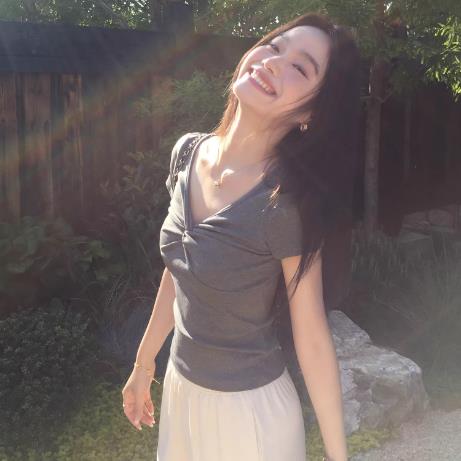 pusumede 빛 연 게으른 디자인 센스 V넥 비틀림 반팔 티셔츠 여성 몸매 가꾸기 품격 니트 긍정적 인 어깨 의류