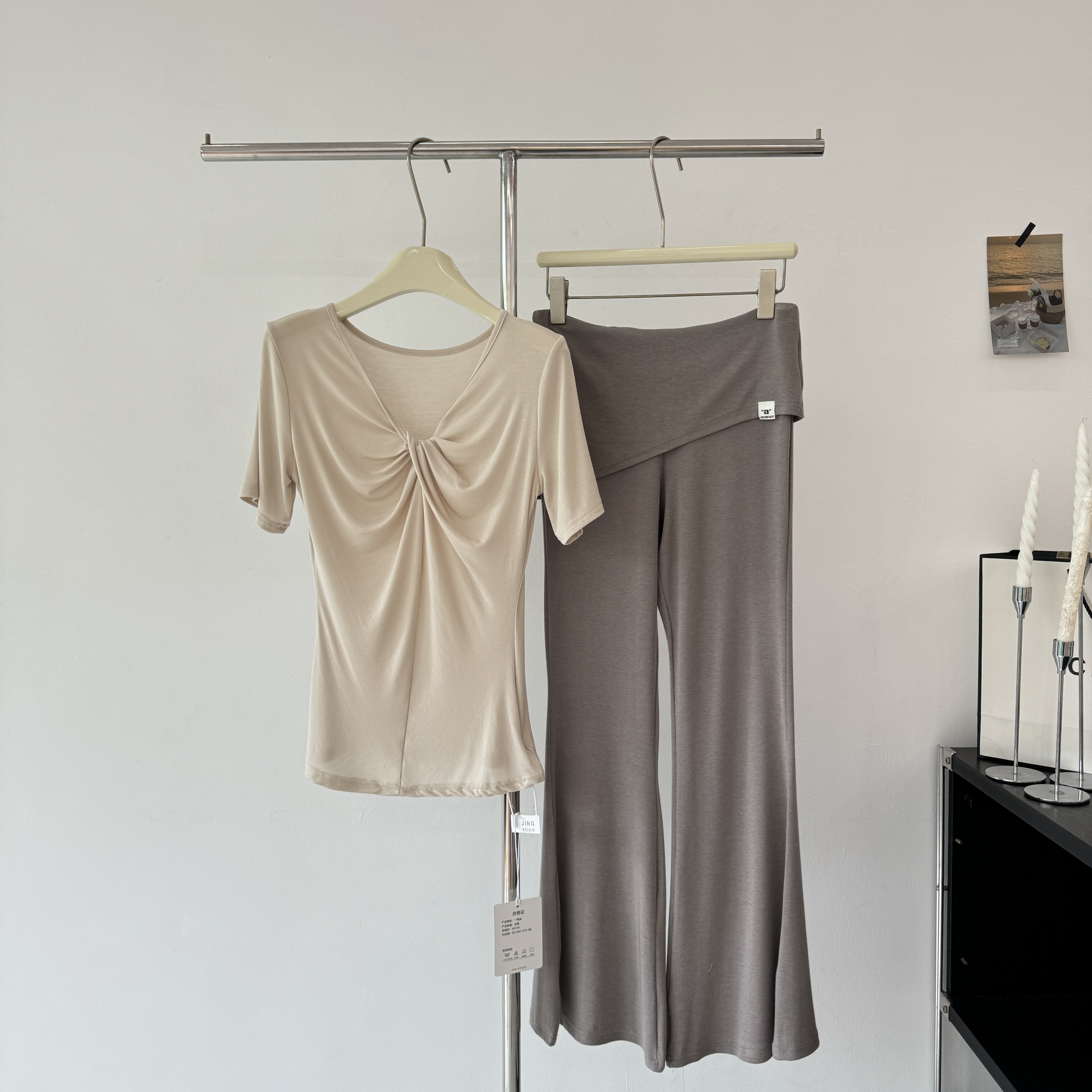 한 부서 비틀림 V넥 반팔 티셔츠 여성 조기 봄 새로운 인사이드 가져 가라. 아름다운 품격 몸매 가꾸기 슬림해 보이는 디자인 센스 맨위