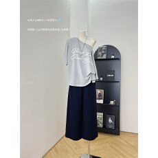 批发2026流行穿搭一整套夏季新款纯欲宽松斜肩上衣百搭七分裤两件套女