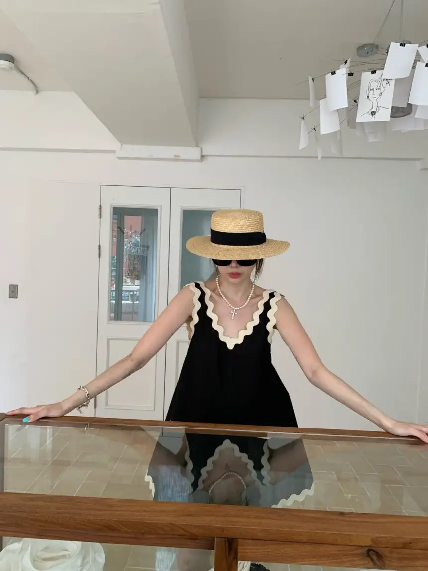 프렌치 스타일 V넥 컬러 대비 웨이브 레이스 민소매 원피스 상세 이미지 1