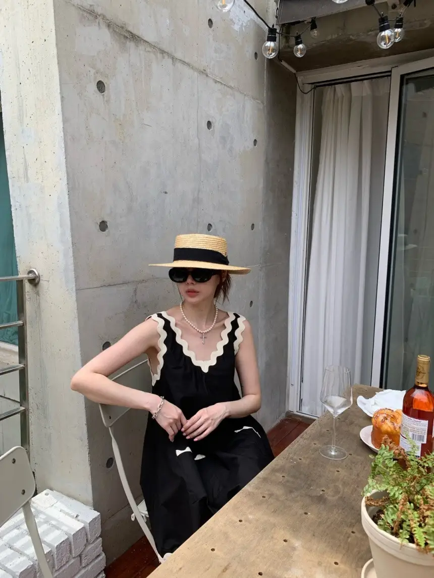프렌치 스타일 V넥 컬러 대비 웨이브 레이스 민소매 원피스 상세 이미지 3