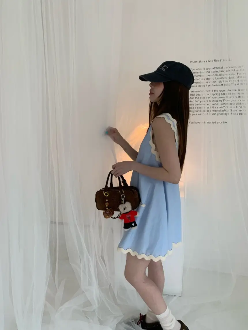 프렌치 스타일 V넥 컬러 대비 웨이브 레이스 민소매 원피스 상세 이미지 17