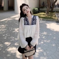 批发2025夏季新款独特漂亮小衫小众不撞款上衣森系白色棉麻碎花<b class='q'>衬衫</b>女