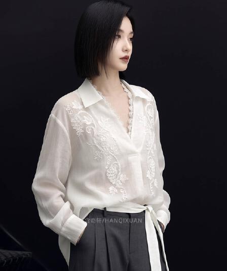 2026 봄 새로운 화이트 자수 긴팔 여성 셔츠 출퇴근 품격 디자인 센스 레이스업 슬림해 보이는 폴로 칼라 맨위