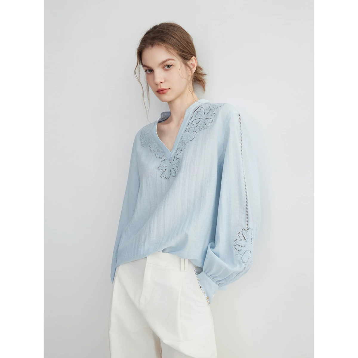 무거운 작업 자수 V넥 여성 셔츠 2026 봄 새로운 고급 출퇴근 고유 한 셔츠