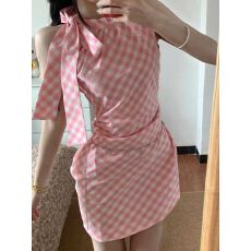 批发粉色露肩无袖挂脖格子连衣裙子女夏2026年新款蝴蝶结法式包臀短裙