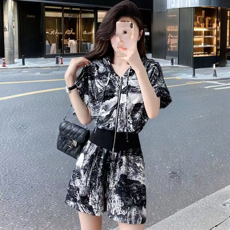 인터넷 유명인 튀김 거리 반바지 세트 새로운 여름 트렌드 프린트 후드 티 스웨터 재킷 허리 수축 캐주얼 두 조각 여성 세트