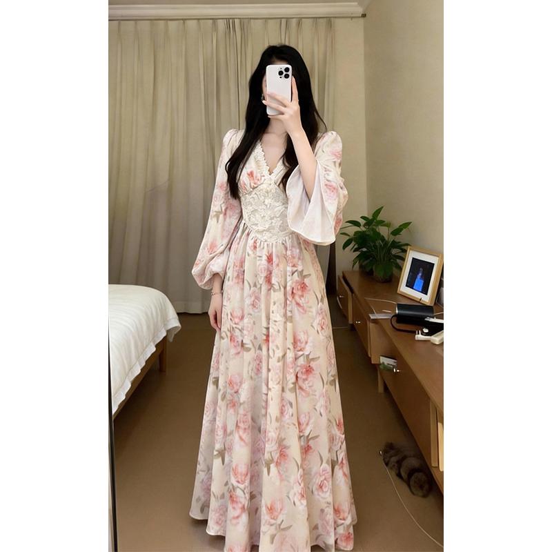 여성 드레스 2026 봄 새로운 프랑스식 품격 V넥 디자인 센스 허리 수축 슬림해 보이는 꽃무늬 중간 길이 치마