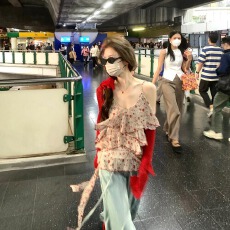 批发<b class='q'>大码</b>~莓果奶冻 碎花吊带小众外穿无袖上衣+新款红色开衫套装潮