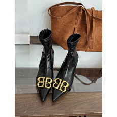 批发2025新款尖头小猫跟法式细跟中跟短靴女扣子时尚百搭瘦瘦短靴女