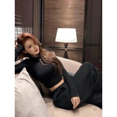批发时尚洋气穿搭设计感<b class='q'>套装</b><b class='q'>女</b>秋季新款修身显瘦黑色短上衣瑜伽休闲裤