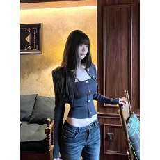 批发FEMALEPILOT 设计感金属扣肩章短款<b class='q'>开衫</b>两件套<b class='q'>女</b>抹胸上衣<b class='q'>毛衣</b>外套